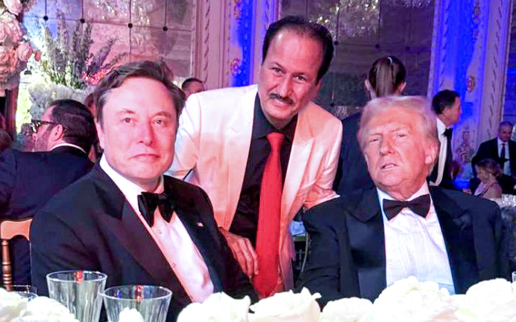 Ông Hussain Sajwani (giữa) chụp ảnh cùng ông Trump (phải) và tỉ phú Elon Musk - Ảnh: Hussain Sajwani/X