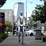 A humanoid robot arrives to attend a demonstration calling for the regulation of artificial intelligence development in Warsaw on September 7, 2026. Photo: AFP bất động sản Dubai – Mina Prime Properties
