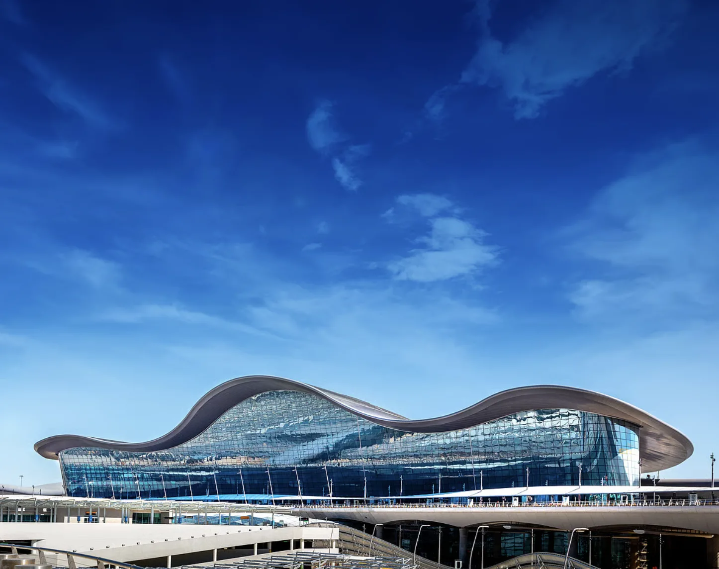 Hành Trình Hàng Không Abu Dhabi: Từ Sân Bay Cát Đến Biểu Tượng Toàn Cầu bất động sản Dubai – Mina Prime Properties
