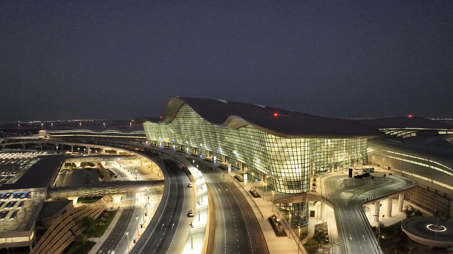 Hành Trình Hàng Không Abu Dhabi: Từ Sân Bay Cát Đến Biểu Tượng Toàn Cầu bất động sản Dubai – Mina Prime Properties